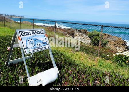 Bitte ruhig! Schilder entlang der Küste in Pacific Grove, Kalifornien, warnen Passanten, den Lärmpegel niedrig zu halten, um die nistenden Seehunde zu schützen. Stockfoto