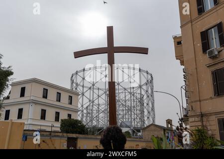 Rom, Italien. März 2024. Das Kreuz der Via Crucis mit Gasometer im Hintergrund (Foto: Matteo Nardone/Pacific Press) Credit: Pacific Press Media Production Corp./Alamy Live News Stockfoto