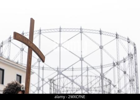 Rom, Italien. März 2024. Das Kreuz der Via Crucis mit Gasometer im Hintergrund (Foto: Matteo Nardone/Pacific Press) Credit: Pacific Press Media Production Corp./Alamy Live News Stockfoto