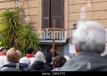 Rom, Italien. März 2024. Prozession der Via Crucis organisiert von der Gemeinde San Benedetto im Stadtteil Ostiense in Rom (Foto: Matteo Nardone/Pacific Press/SIPA USA) Credit: SIPA USA/Alamy Live News Stockfoto