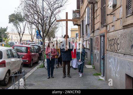 Rom, Italien. März 2024. Prozession der Via Crucis organisiert von der Gemeinde San Benedetto im Stadtteil Ostiense in Rom (Foto: Matteo Nardone/Pacific Press/SIPA USA) Credit: SIPA USA/Alamy Live News Stockfoto