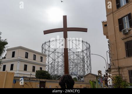 Rom, Italien. März 2024. Das Kreuz der Via Crucis mit Gasometer im Hintergrund (Foto: © Matteo Nardone/Pacific Press Via ZUMA Press Wire) NUR REDAKTIONELLE VERWENDUNG! Nicht für kommerzielle ZWECKE! Stockfoto