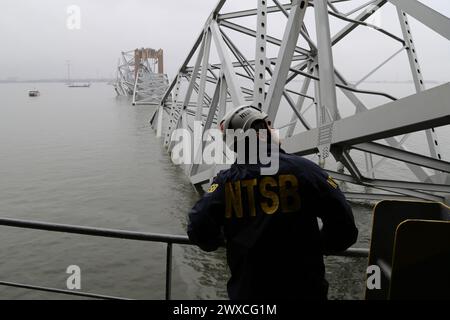 Baltimore, Usa. März 2024. NTSB-Ermittler auf dem Frachtschiff Dali am Mittwoch, den 27. März 2024, das die Francis Scott Key Bridge in Baltimore, Maryland, in den frühen Morgenstunden des 26. März 2024 traf und einbrach. Ein Teil der eingestürzten Brücke bleibt über den Bug des Schiffes und das Schiff bleibt in der Nähe des Brückenpiers. Derzeit wurde keine Verschmutzung gemeldet. Foto: Peter Knudson/NTSB/UPI Credit: UPI/Alamy Live News Stockfoto