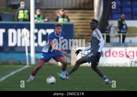 Louis Stephenson von Hartlepool United in Aktion mit Andrew Oluwabori von Halifax Town während des Vanarama National League-Spiels zwischen Hartlepool United und FC Halifax Town am Freitag, den 29. März 2024, im Victoria Park, Hartlepool. (Foto: Mark Fletcher | MI News) Credit: MI News & Sport /Alamy Live News Stockfoto