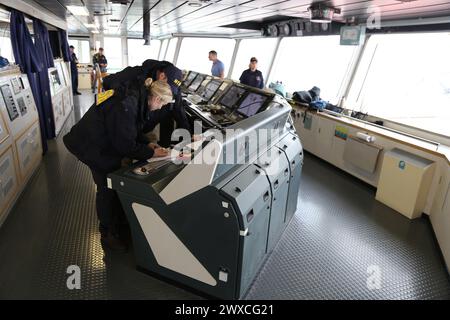 Baltimore, Usa. März 2024. NTSB-Ermittler auf der Brücke des Frachtschiffes Dali am Mittwoch, den 27. März 2024, das die Francis Scott Key Bridge in Baltimore, Maryland, in den frühen Morgenstunden des 26. März 2024 traf und einbrach. Ein Teil der eingestürzten Brücke bleibt über den Bug des Schiffes und das Schiff bleibt in der Nähe des Brückenpiers. Derzeit wurde keine Verschmutzung gemeldet. Foto: Peter Knudson/NTSB/UPI Credit: UPI/Alamy Live News Stockfoto