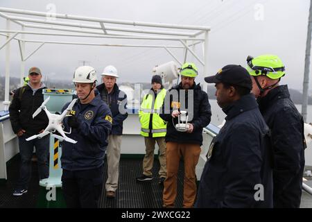 Baltimore, Usa. März 2024. NTSB-Ermittler haben am Mittwoch, den 27. März 2024, eine Drohne auf dem Frachtschiff Dali gestartet, das in den frühen Morgenstunden des 26. März 2024 die Francis Scott Key Bridge in Baltimore, Maryland, traf und einstürzte. Ein Teil der eingestürzten Brücke bleibt über den Bug des Schiffes und das Schiff bleibt in der Nähe des Brückenpiers. Derzeit wurde keine Verschmutzung gemeldet. Foto: Peter Knudson/NTSB/UPI Credit: UPI/Alamy Live News Stockfoto