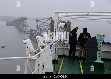 Baltimore, Usa. März 2024. NTSB-Ermittler auf dem Frachtschiff Dali am Mittwoch, den 27. März 2024, das die Francis Scott Key Bridge in Baltimore, Maryland, in den frühen Morgenstunden des 26. März 2024 traf und einbrach. Ein Teil der eingestürzten Brücke bleibt über den Bug des Schiffes und das Schiff bleibt in der Nähe des Brückenpiers. Derzeit wurde keine Verschmutzung gemeldet. Foto: Peter Knudson/NTSB/UPI Credit: UPI/Alamy Live News Stockfoto