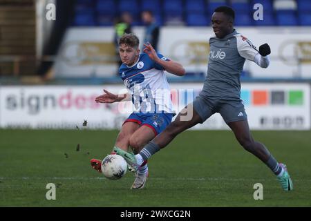 Louis Stephenson von Hartlepool United in Aktion mit Andrew Oluwabori von Halifax Town während des Vanarama National League-Spiels zwischen Hartlepool United und FC Halifax Town am Freitag, den 29. März 2024, im Victoria Park, Hartlepool. (Foto: Mark Fletcher | MI News) Credit: MI News & Sport /Alamy Live News Stockfoto