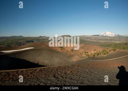 Rand des Cinder Cone mit Burned Forest und Lassen Peak in der Ferne im Lassen Volcanic National Park Stockfoto