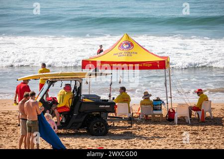 Surf Rescue Volunteers auf Palm Beach mit schattigem Zelt und Can am Beach Buggy Patrouillenfahrzeug, Sydney, NSW, Australien, ostern 2024 Stockfoto