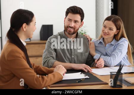 Ein Paar trifft sich mit einem Anwalt im Amt Stockfoto