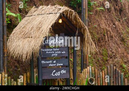 Mai 2023, Foto von einem Schild an einem Touristenort mit Wegbeschreibung. Wonosobo, Indonesien Stockfoto