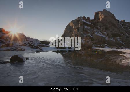 Barker Dam Joshua Tree Nationalpark im Winter mit Schnee Stockfoto