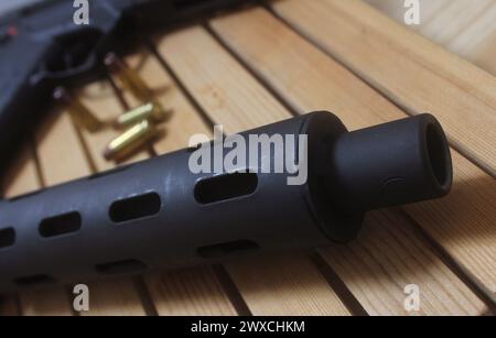 Halbautomatische Pistole auf Holztisch mit Kugeln Stockfoto