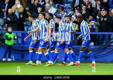 Hillsborough Stadium, Sheffield, England - 29. März 2024 Sheffield Wednesday Spieler feiern, nachdem Bailey-Tye Cadamarteri (42) das 1. Tor erzielt hat - während des Spiels Sheffield Wednesday gegen Swansea City, EFL Championship, 2023/24, Hillsborough Stadium, Sheffield, England - 29. März 2024 Credit: Arthur Haigh/WhiteRosePhotos/Alamy Live News Stockfoto