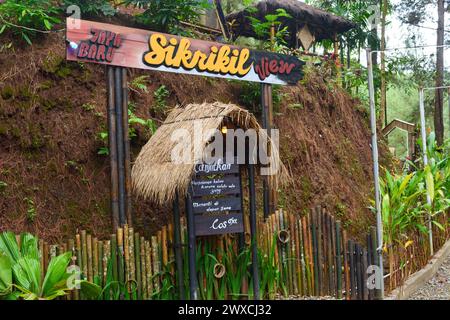 Mai 2023, Foto von einem Schild an einem Touristenort mit Wegbeschreibung. Wonosobo, Indonesien Stockfoto