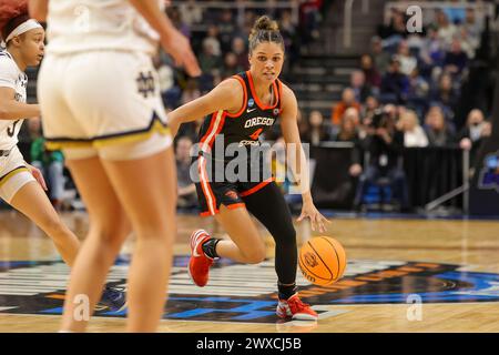 Albany, New York, USA. März 2024. DONOVYN HUNTER (4) fährt während des NCAA Women's Basketball Tournament Albany 1 Regional Halbfinale 2024 in der MVP Arena in Albany, N.Y. (Credit Image: © Scott Rausenberger/ZUMA Press Wire) NUR ZUR REDAKTIONELLEN VERWENDUNG! Nicht für kommerzielle ZWECKE! Stockfoto