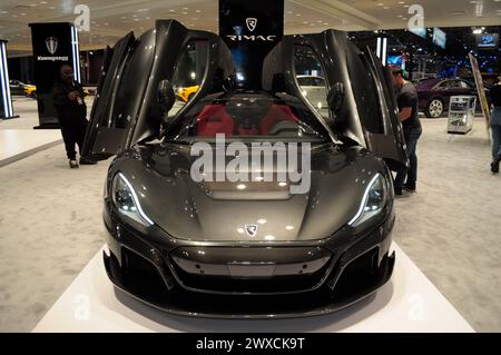 New York, Usa. März 2024. Ein Rimac-Fahrzeug ist am zweiten Medientag auf der New York International Auto Show 2024 im Jacob K. Javits Convention Center zu sehen. Das jährliche NYIAS in Manhattan, New York City, zeigte verschiedene Autohersteller, Erstauftritte von Neufahrzeugen und Fachleute der Automobilbranche. Die Show, die am 29. März für die Öffentlichkeit geöffnet und am 7. April endet, zieht Tausende von Autofahrern an. Die NYIAS begann 1900 mit der Präsentation von Automobilen und Beispielen zukünftiger Fahrzeugtechnologie. Quelle: SOPA Images Limited/Alamy Live News Stockfoto