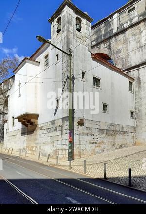 Die Kapelle unserer Lieben Frau von Monserrate wurde in einen der Steinbögen des Amoreiras-Abschnitts des Aquädukts Aguas Livres gebaut, an der Altarseite mit dem Glockenturm Stockfoto