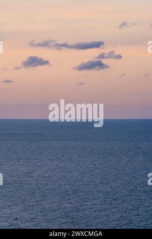 Meer und Himmel über der Küste bei Sonnenuntergang, natürliche Landschaft Hintergrund Stockfoto