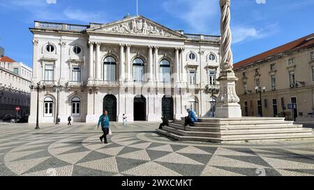 Rathaus von Lissabon, Pranger von Lissabon, Pelourinho de Lisboa, dreifach gedrehte Säule im Manuelinstil im Vordergrund, Lissabon, Portugal Stockfoto