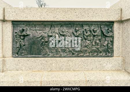 Washington DC – USA – 22. März 2024 Eine Nahaufnahme einer der Basreliefszenen des Krieges, ein Element des World war II Memorial, einer nationalen Gedenkstätte Stockfoto