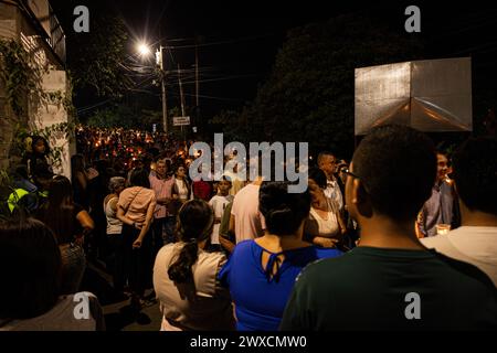 Medellin, Kolumbien. März 2024. Kolumbianer feiern den heiligen donnerstag mit einer Nachtprozession in Copacabana, nördlich von Medellin, Kolumbien, am 28. März 2024. Foto: Juan J. Eraso/Long Visual Press Credit: Long Visual Press/Alamy Live News Stockfoto