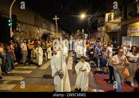 Medellin, Kolumbien. März 2024. Kolumbianer feiern den heiligen donnerstag mit einer Nachtprozession in Copacabana, nördlich von Medellin, Kolumbien, am 28. März 2024. Foto: Juan J. Eraso/Long Visual Press Credit: Long Visual Press/Alamy Live News Stockfoto