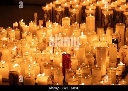 Medellin, Kolumbien. März 2024. Kolumbianer feiern den heiligen donnerstag mit einer Nachtprozession in Copacabana, nördlich von Medellin, Kolumbien, am 28. März 2024. Foto: Juan J. Eraso/Long Visual Press Credit: Long Visual Press/Alamy Live News Stockfoto