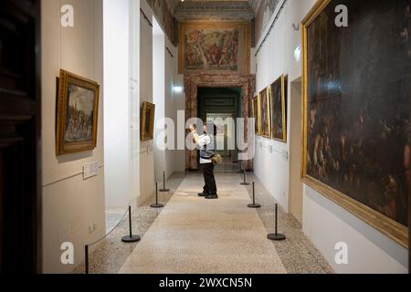 Rom, Italien. März 2024. Ein Besucher macht ein Foto von Ausstellungen im Palazzo Barberini in Rom, Italien, 29. März 2024. Zwei berühmte Kunstsammlungen in Rom verschmelzen vom 29. März bis Juni 30 zu einer Ausstellung mit dem Titel „Raphael, Tizian und Rubens, Meisterwerke von der Galleria Borghese bis zum Palazzo Barberini“, in der Meisterwerke aus der Galleria Borghese ausgestellt werden, während letzterer Renovierungsarbeiten unterzogen wird. Quelle: Li Jing/Xinhua/Alamy Live News Stockfoto