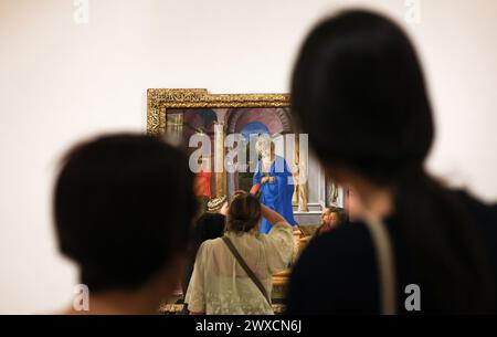 Rom, Italien. März 2024. Besucher sehen ein Gemälde im Palazzo Barberini in Rom, Italien, 29. März 2024. Zwei berühmte Kunstsammlungen in Rom verschmelzen vom 29. März bis Juni 30 zu einer Ausstellung mit dem Titel „Raphael, Tizian und Rubens, Meisterwerke von der Galleria Borghese bis zum Palazzo Barberini“, in der Meisterwerke aus der Galleria Borghese ausgestellt werden, während letzterer Renovierungsarbeiten unterzogen wird. Quelle: Li Jing/Xinhua/Alamy Live News Stockfoto