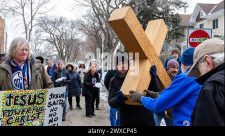 Edmonton, Kanada. März 2024. Die Teilnehmer tragen ein hölzernes Kreuz, während Tausende von Gläubigen auf dem Weg der Cross-Prozession durch die Innenstadt von Edmonton folgen. Quelle: SOPA Images Limited/Alamy Live News Stockfoto