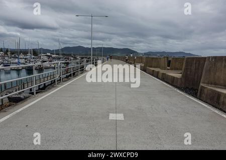 Coffs Harbour Marina Walkway führt zum Naturschutzgebiet Muttonbird Island, Coffs Harbor, NSW, Australien Stockfoto