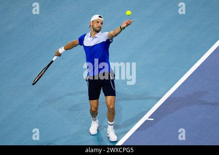 MIAMI GARDENS, FLORIDA - 29. MÄRZ: Grigor Dimitrov aus Bulgarien spielt am 14. Tag der Miami Open im Hard Rock Stadium am 29. März 2024 in Miami Gardens, Florida, gegen Alexander Zverev aus Deutschland. (Foto: Mauricio Paiz) Stockfoto