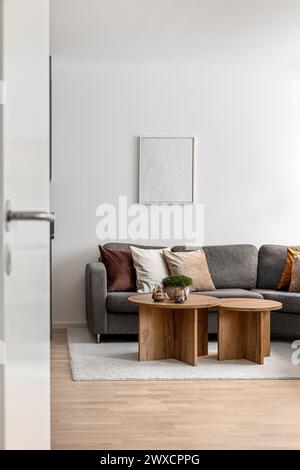 Posterrahmen mit leerem Gemälde an der Wand. Luxuriöses Apartmenthintergrund mit modernem Design Stockfoto