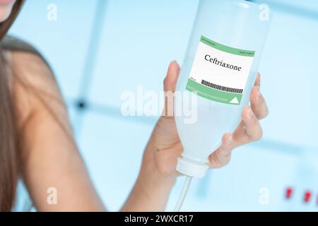 Ceftriaxon intravenöse Lösung, konzeptionelles Bild. Ein Breitspektrum-Antibiotikum, das gegen viele Arten von Bakterien wirksam ist. Stockfoto