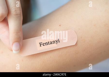 Fentanyl transdermales Pflaster, konzeptuelles Bild. Starkes Opioid zur Schmerztherapie. Stockfoto