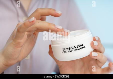 Nystatin und Triamcinolon-medizinische Creme, konzeptuelles Bild. Eine Kombinationscreme zur Behandlung von Pilzinfektionen mit Entzündungen wie Candidiasis und Windelausschlag. Stockfoto