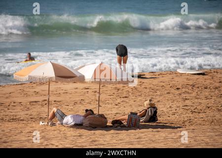 Die Einwohner Sydneys begeben sich an die Küste, da die Temperaturen in Teilen Sydneys 29 Grad erreichen. Die Einheimischen begeben sich am Samstag, den 30. März 2024, Australien, nach Palm Beach an Sydneys nördlichen Stränden. Martin Berry Alamy Live-Nachrichten. Stockfoto