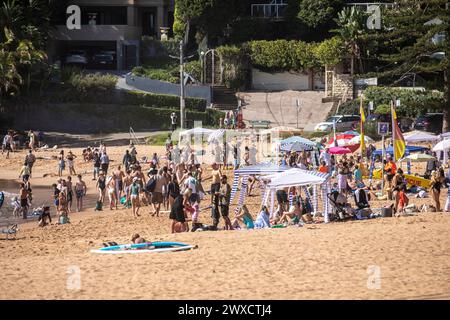 Die Einwohner Sydneys begeben sich an die Küste, da die Temperaturen in Teilen Sydneys 29 Grad erreichen. Die Einheimischen begeben sich am Samstag, den 30. März 2024, Australien, nach Palm Beach an Sydneys nördlichen Stränden. Martin Berry Alamy Live-Nachrichten. Stockfoto