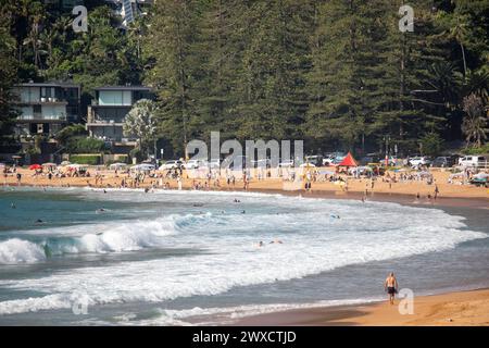 Die Einwohner Sydneys begeben sich an die Küste, da die Temperaturen in Teilen Sydneys 29 Grad erreichen. Die Einheimischen begeben sich am Samstag, den 30. März 2024, Australien, nach Palm Beach an Sydneys nördlichen Stränden. Martin Berry Alamy Live-Nachrichten. Stockfoto