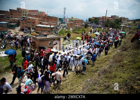 Bogota, Kolumbien. März 2024. Die Menschen nehmen an der Karfreitagsprozession in Ciudad Bolivar Teil, die am 29. März 2024 im Rahmen der Karwoche in Bogota, Kolumbien, stattfindet. Foto: Chepa Beltran/Long Visual Press Credit: Long Visual Press/Alamy Live News Stockfoto