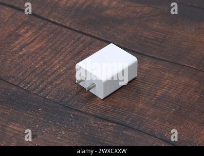 Zwei-Pin-Smatphone weiße Farbe Ladegerät isoliert auf schwarzem Marmorhintergrund Stockfoto