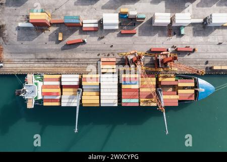 Draufsicht der Ladecontainer von Frachtschiffen. Zeigt die Effizienz des Seeverkehrs. Teil des globalen Vertriebsnetzes. Stockfoto