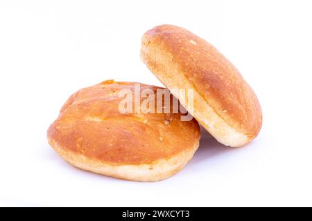 Frische hausgemachte Burgerbrötchen auf weißem isoliertem Hintergrund Stockfoto