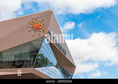 Adelaide, Australien - 2023. September 2023: Gebäude des Adelaide Convenrion Centre mit Logo von der Fußgängerbrücke des Flusses Torrens an einem hellen Tag Stockfoto