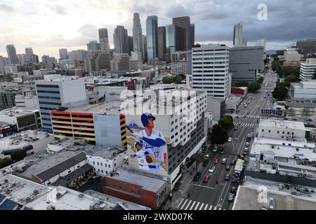 Eine allgemeine Gesamtansicht des Wandgemäldes der Los Angeles Dodgers, der als Hitter Shohei Ohtani bezeichnet wird, auf der Seite des Miyako Hotels im Little Tokyo Viertel von Los Angeles mit der Skyline der Innenstadt als Hintergrund am Freitag, den 29. März 2024. Stockfoto