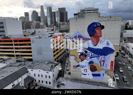 Eine allgemeine Gesamtansicht des Wandgemäldes der Los Angeles Dodgers, der als Hitter Shohei Ohtani bezeichnet wird, auf der Seite des Miyako Hotels im Little Tokyo Viertel von Los Angeles mit der Skyline der Innenstadt als Hintergrund am Freitag, den 29. März 2024. Stockfoto