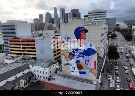 Eine allgemeine Gesamtansicht des Wandgemäldes der Los Angeles Dodgers, der als Hitter Shohei Ohtani bezeichnet wird, auf der Seite des Miyako Hotels im Little Tokyo Viertel von Los Angeles mit der Skyline der Innenstadt als Hintergrund am Freitag, den 29. März 2024. Stockfoto