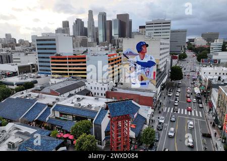 Eine allgemeine Gesamtansicht des Wandgemäldes der Los Angeles Dodgers, der als Hitter Shohei Ohtani bezeichnet wird, auf der Seite des Miyako Hotels im Little Tokyo Viertel von Los Angeles mit der Skyline der Innenstadt als Hintergrund am Freitag, den 29. März 2024. Stockfoto